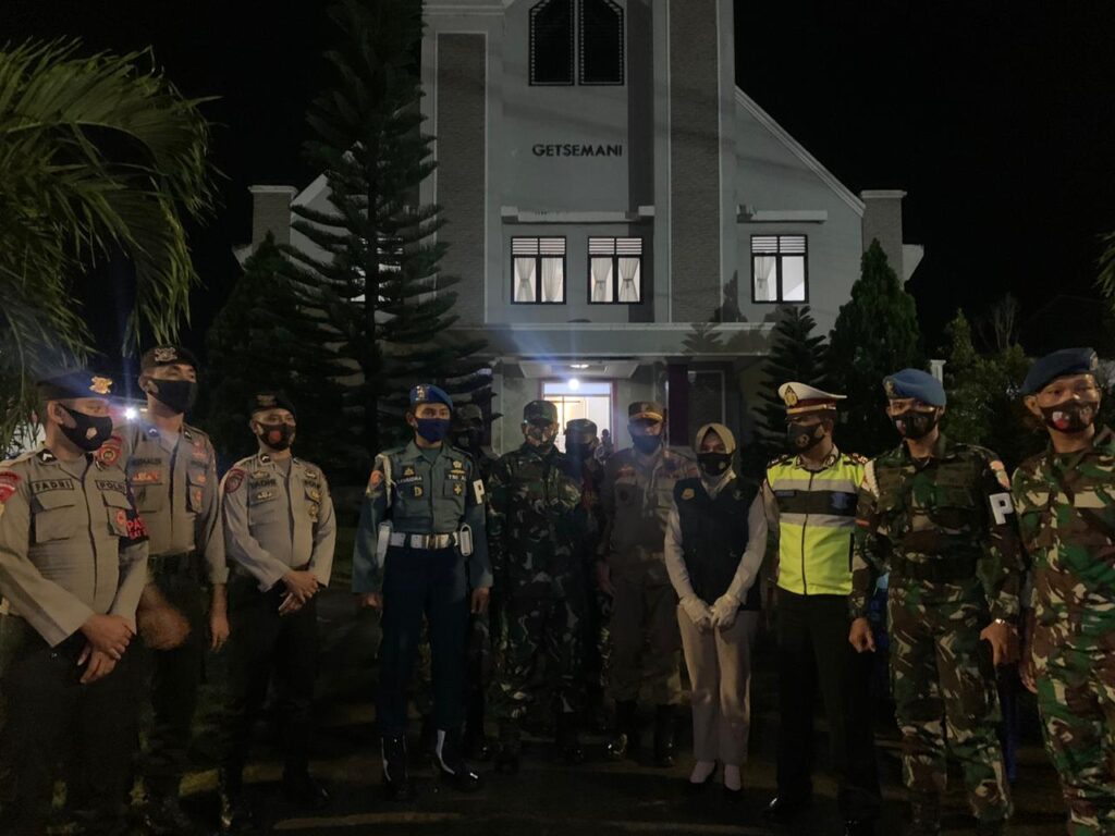 Foto Personil dari Polsek Morotai yang menjaga perayaan ibadah Natal