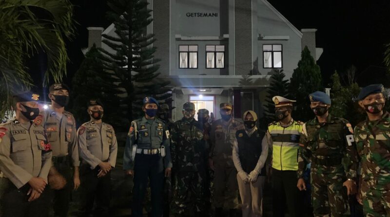 Foto Personil dari Polsek Morotai yang menjaga perayaan ibadah Natal