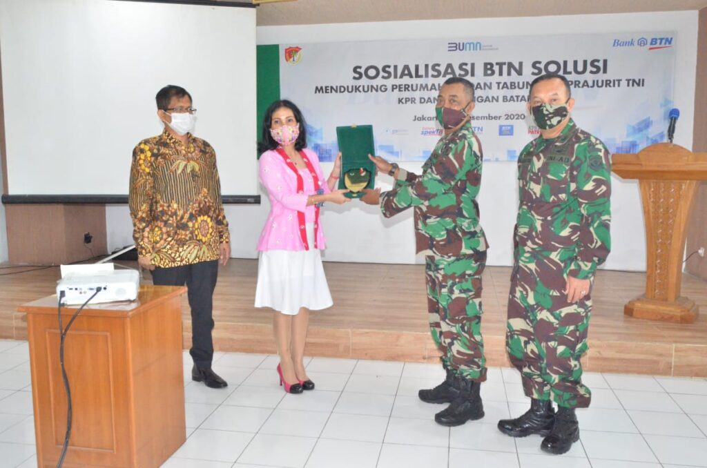 Foto Ibu Dewi Fitrianingrum bersama BTN dan Kodim 0505/JT