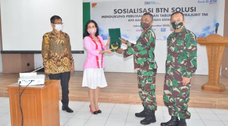 Foto Ibu Dewi Fitrianingrum bersama BTN dan Kodim 0505/JT