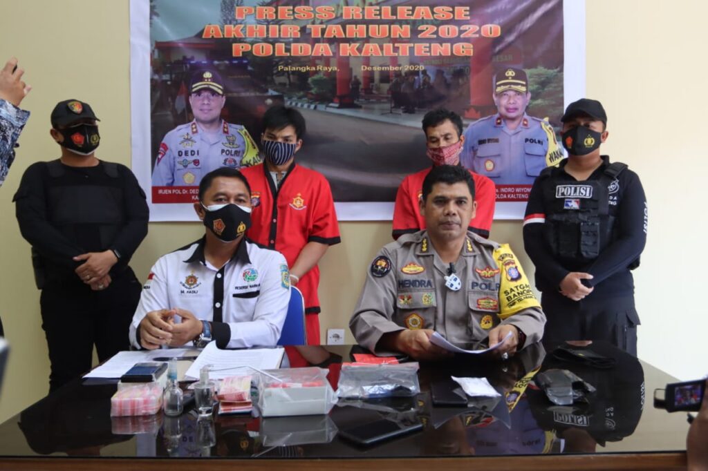 Foto Kabidhumas Kombes Pol Hendra Rochmawan dalam Press Release