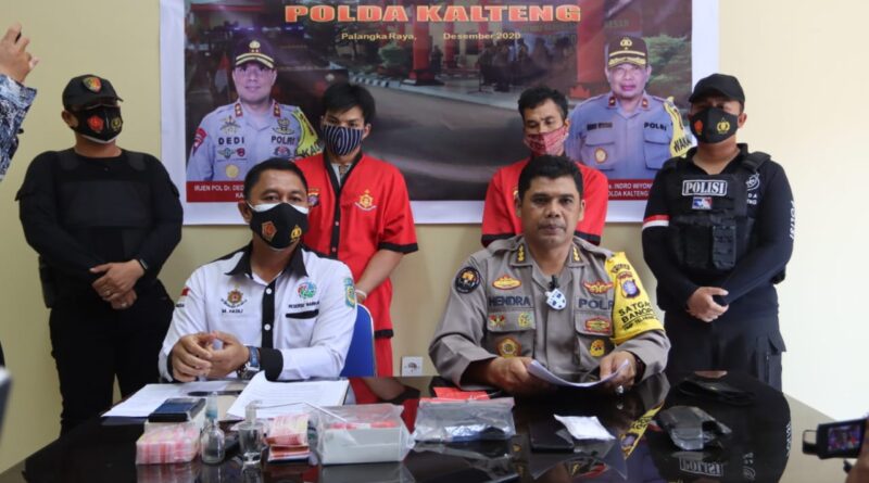 Foto Kabidhumas Kombes Pol Hendra Rochmawan dalam Press Release