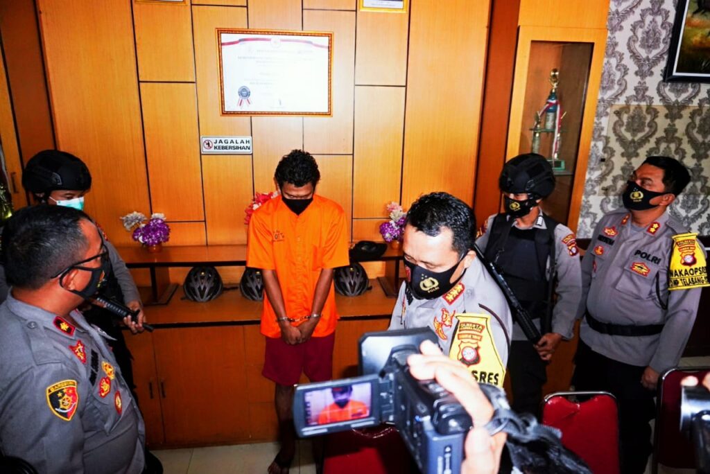 Foto tersangka Afri di Kantor Polsek Pahandut