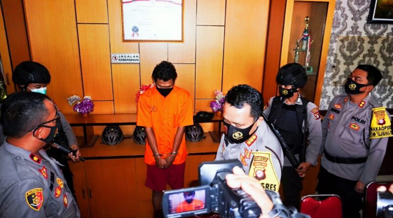 Foto tersangka Afri di Kantor Polsek Pahandut