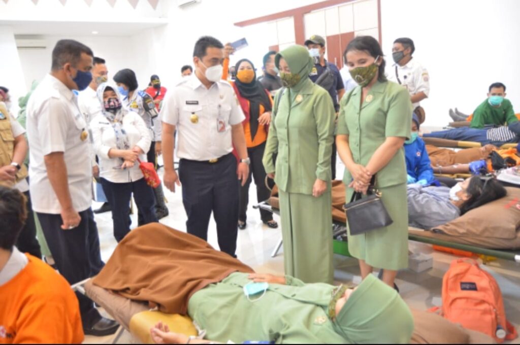 Foto Kartika Chandra Kirana Cabang XIX Kodim 0505/JT saat donor darah