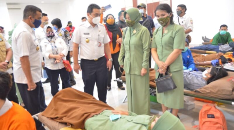 Foto Kartika Chandra Kirana Cabang XIX Kodim 0505/JT saat donor darah
