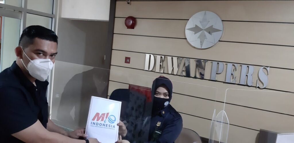 Foto Sekjend MIO saat temui dewan pers