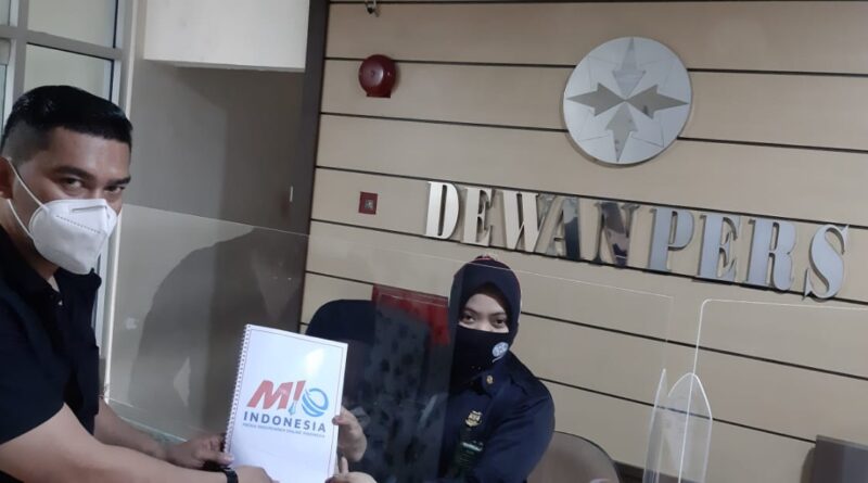 Foto Sekjend MIO saat temui dewan pers