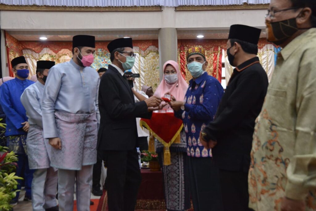 Foto saat Sulaiman Juned, Pendiri Komunitas Seni Kuflet Padangpanjang Terima Pin Emas