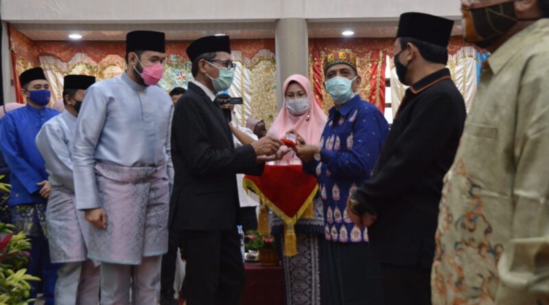 Foto saat Sulaiman Juned, Pendiri Komunitas Seni Kuflet Padangpanjang Terima Pin Emas