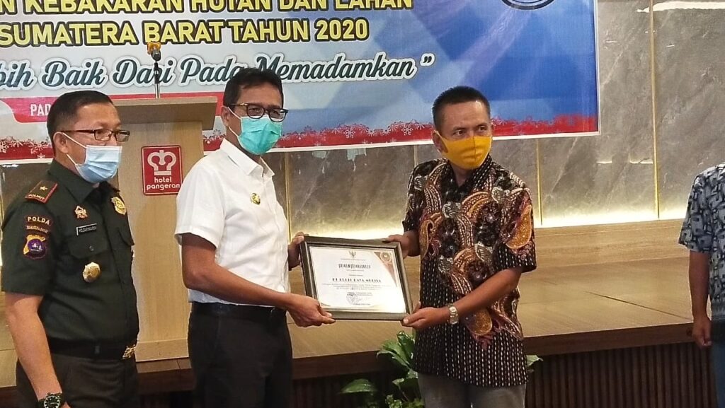 Foto Gubernur Sumbar Irwan Prayitno bersama Estate Manager PT. BRM Evan Supandi dalam acara Rakor Pengendalian Kebakaran Hutan dan Lahan