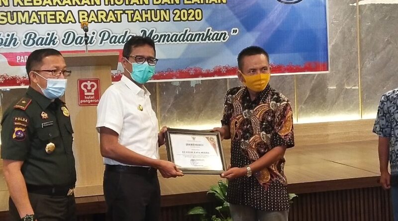 Foto Gubernur Sumbar Irwan Prayitno bersama Estate Manager PT. BRM Evan Supandi dalam acara Rakor Pengendalian Kebakaran Hutan dan Lahan