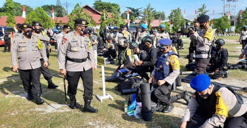 Foto beberapa anggota TNI yang siap mengamankan PILKADA Desember