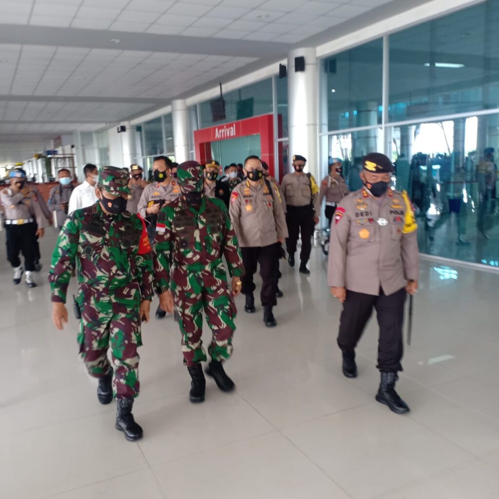 Foto kedatangan Kedatangan tim yang terdiri dari Brigjen Bayu Wisnu Murti Kombes Pol Drs Ricky Simon Paays, Kombes Pol Drs Sugeng Hadi Sutrisno dan AKBP Wingter Fauji Kura