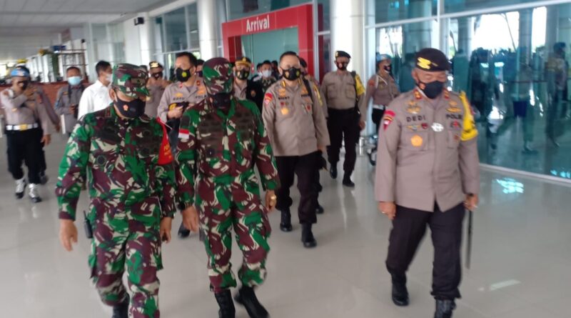 Foto kedatangan Kedatangan tim yang terdiri dari Brigjen Bayu Wisnu Murti Kombes Pol Drs Ricky Simon Paays, Kombes Pol Drs Sugeng Hadi Sutrisno dan AKBP Wingter Fauji Kura