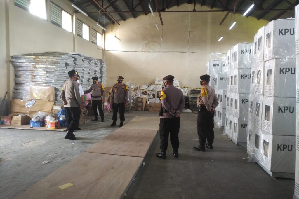 Foto saat Kapolresta Palangka Raya cek gudang logistik PEMILU