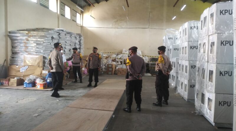 Foto saat Kapolresta Palangka Raya cek gudang logistik PEMILU