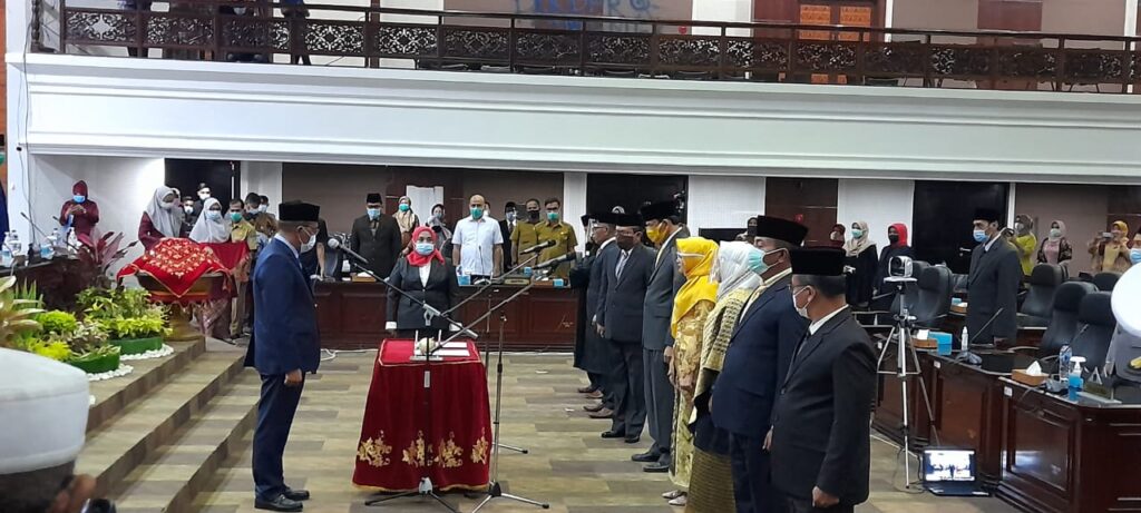 Foto suasana rapat paripurna dan sumpah janji anggota DPRD