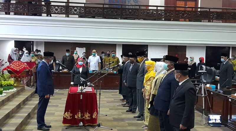 Foto suasana rapat paripurna dan sumpah janji anggota DPRD
