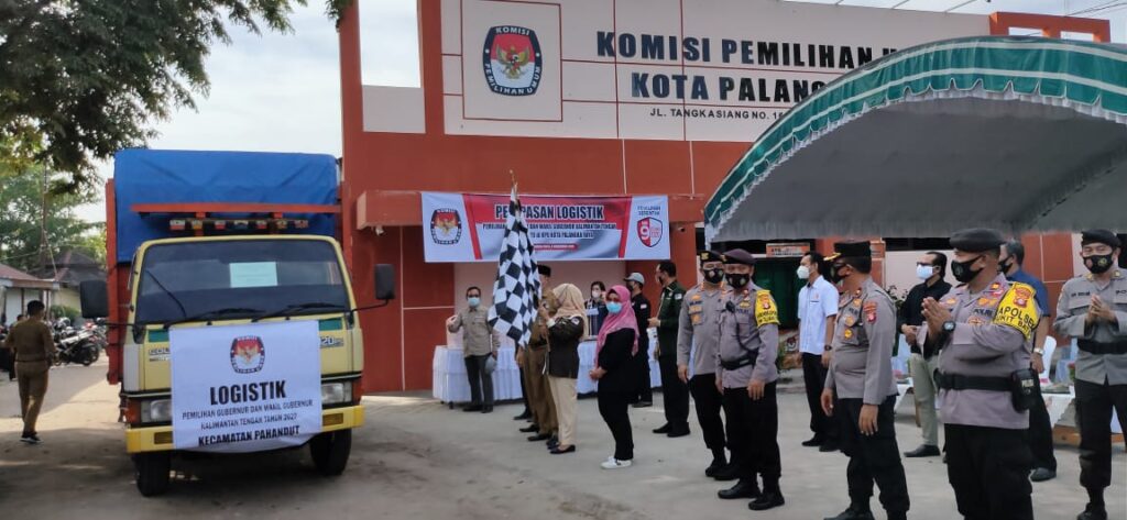 Foto apolresta Palangka Raya Kombes Pol Dwi Tunggal Jaladri menghadiri pelepasan Logistik Pilkada