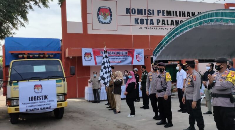 Foto apolresta Palangka Raya Kombes Pol Dwi Tunggal Jaladri menghadiri pelepasan Logistik Pilkada