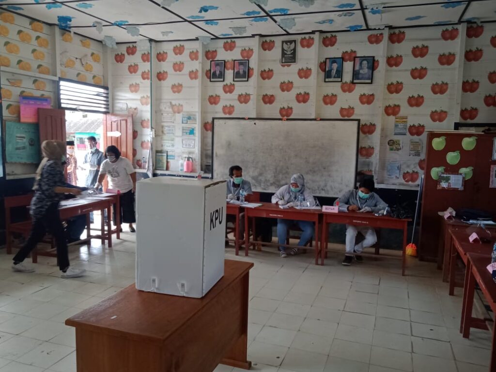 Foto petugas pemungutan suara serta para saksi dalam perekapan hasil PEMILU
