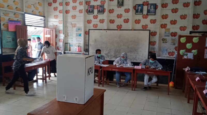 Foto petugas pemungutan suara serta para saksi dalam perekapan hasil PEMILU