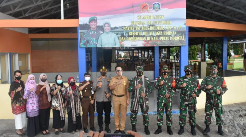 Foto Panglima Kodam XVI/Pattimura MAYJEN TNI AGUS ROHMAN, S.I.P., M.I.P. Dan Ibu Ny Herati Agus Rohman beserta rombongan melakukan kunjungan kerja ke Makodim 1508/Tobelo