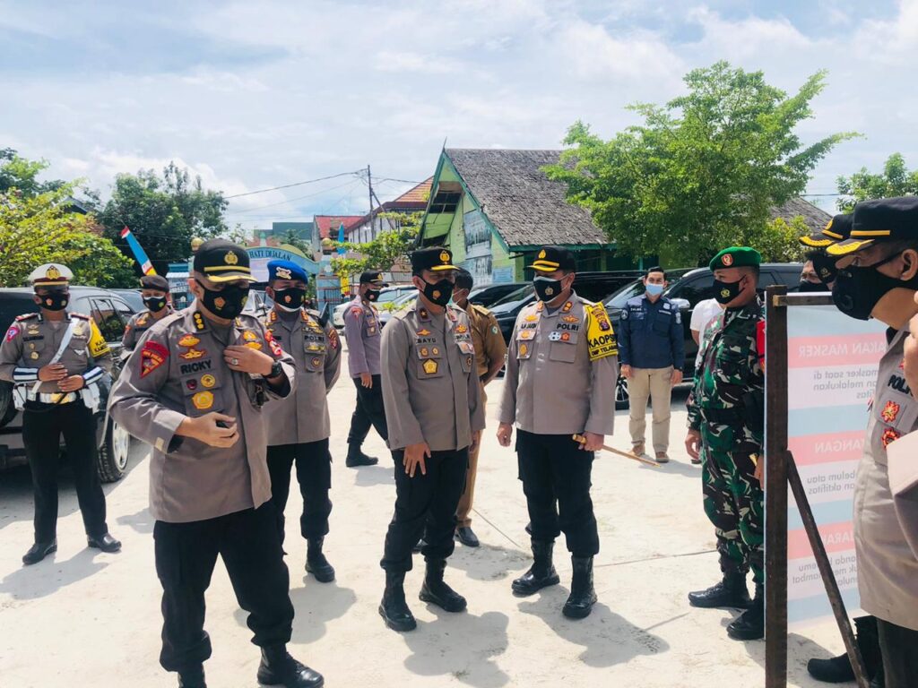 Foto Guna memastikan pelaksanaan pemungutan suara berjalan aman dan lancar, Kapolda Kalteng Irjen Pol Dr Dedi Prasetyo bersama Pangdam XII/Tangjung Pura Mayjen TNI Muhammad Nur Rohmad mengecek langsung ke beberapa tempat pemungutan suara (TPS) yang ada di Kota Palangka Raya.