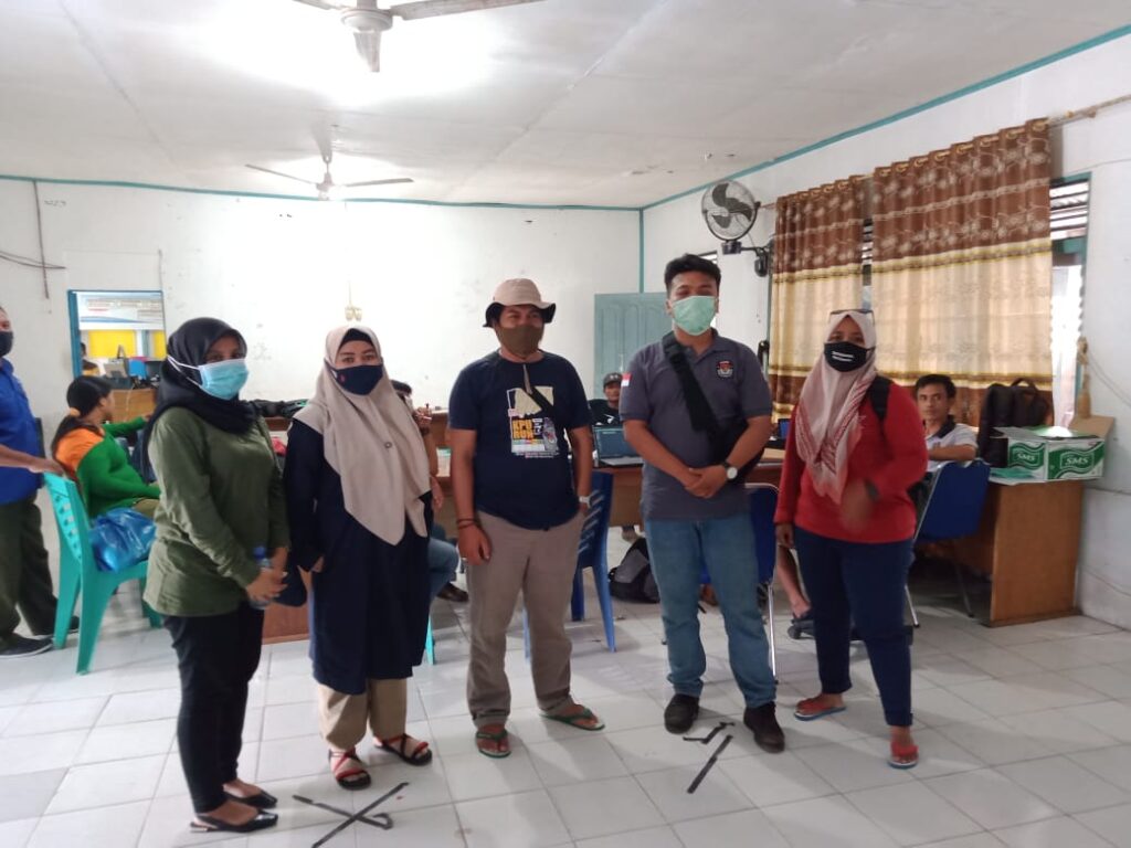 Foto Fernando Gultom didampingi Lidya dan Riki, serta tim monitoring KPU Kepulauan Mentawai
