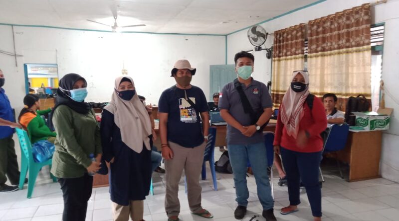 Foto Fernando Gultom didampingi Lidya dan Riki, serta tim monitoring KPU Kepulauan Mentawai
