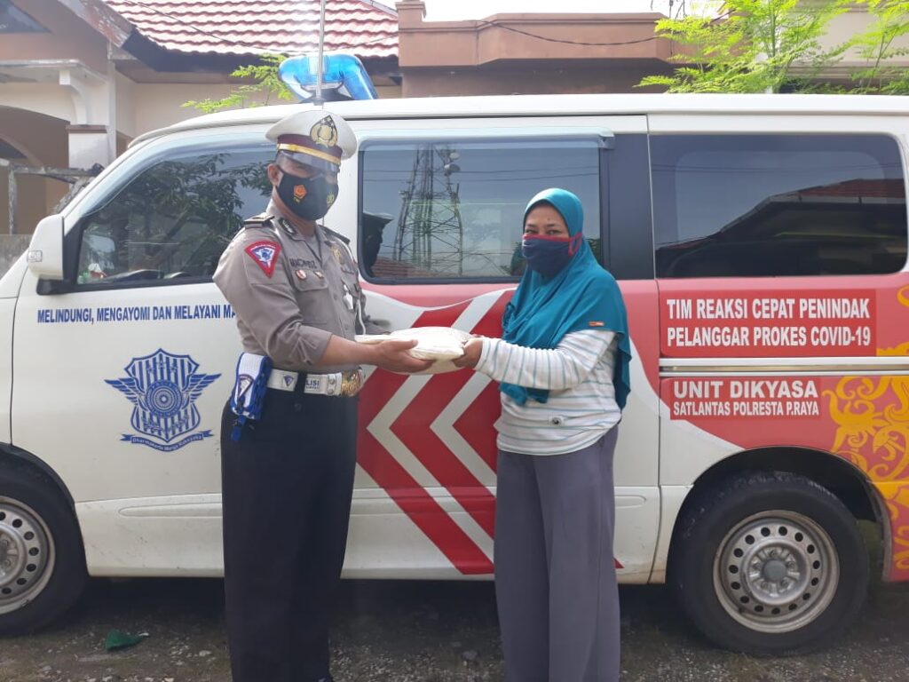 Foto Satlantas Polresta bantu korban PHK dimasa pandemi