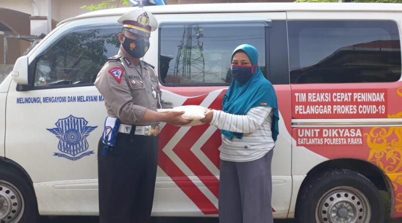 Foto Satlantas Polresta bantu korban PHK dimasa pandemi