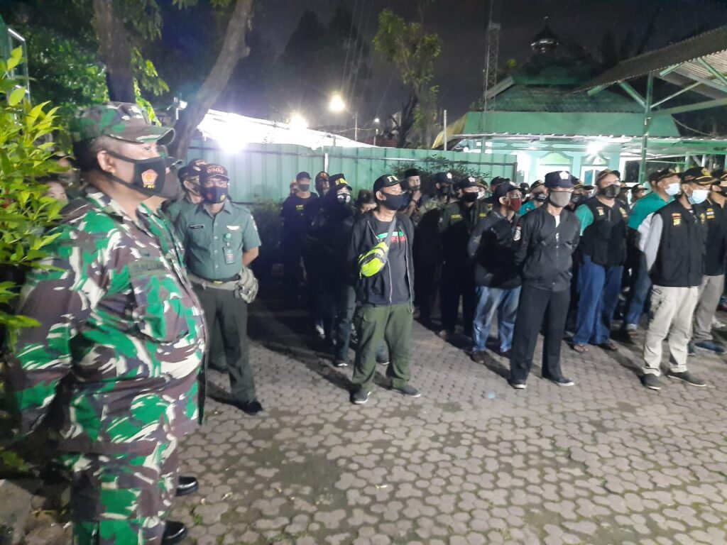 Foto Danramil 08/Duren Sawit Bersama Tim Pemburu Covid-19 Polsek saat apel