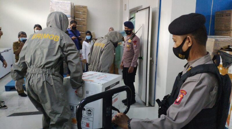 Foto Brimob Kalteng Kawal Kedatangan Vaksin Covid-19