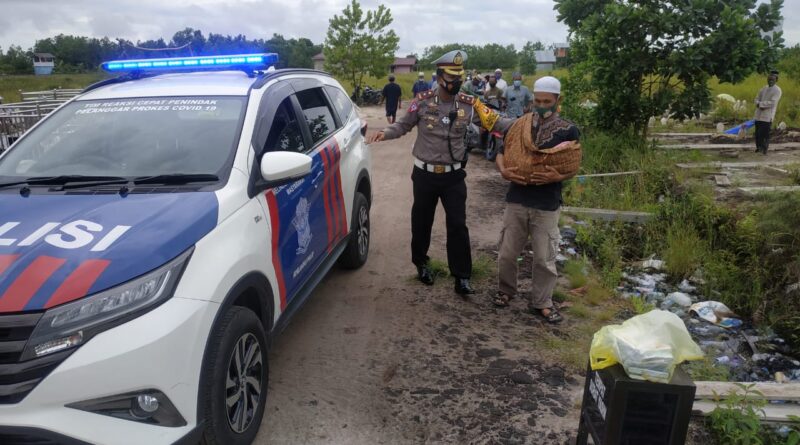 Foto Kasat Lantas Polresta Bantu Antar Jenazah Seorang Bayi