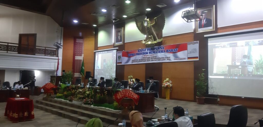 Foto suasana rapat paripurna di DPRD Sumbar