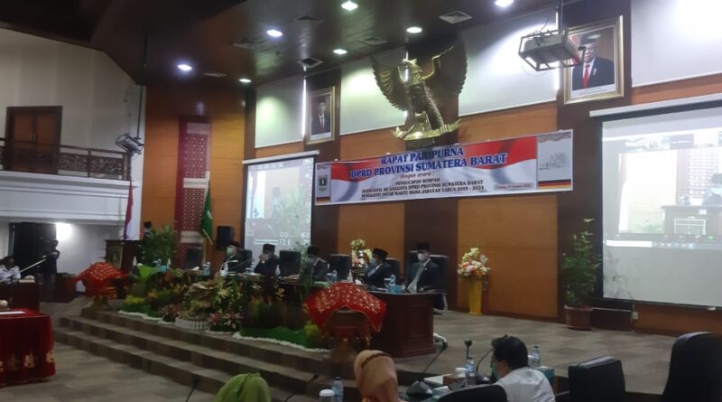 Foto suasana rapat paripurna di DPRD Sumbar