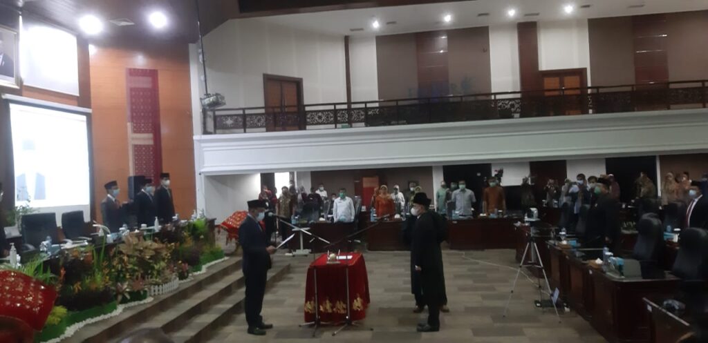 Foto pelantikan anggota pengganti di DPRD Sumbar