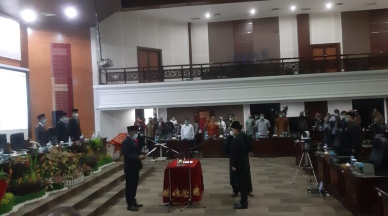 Foto pelantikan anggota pengganti di DPRD Sumbar