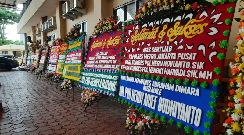 Foto karangan bunga didepan Kapolres Metro Jakarta Pusat