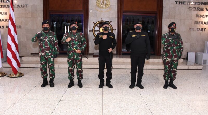 Foto TNI, Kapolri Jendral Polisi Idham Aziz serta jajarannya