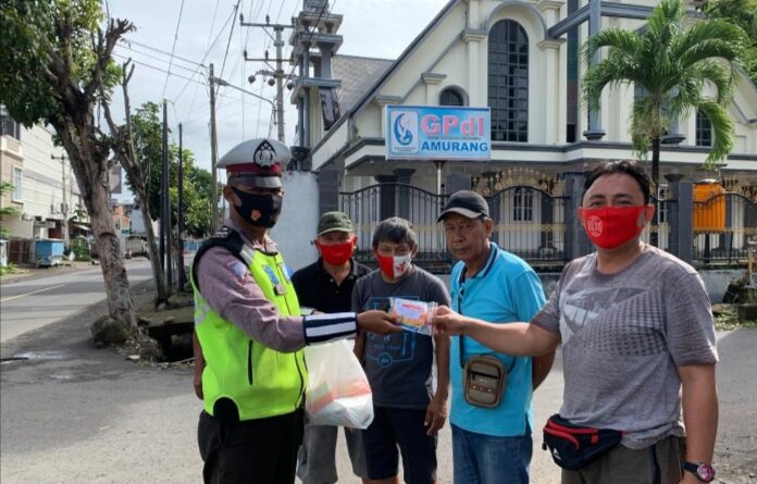 Foto saat Satlantas Polres bagi masker dan vitamin