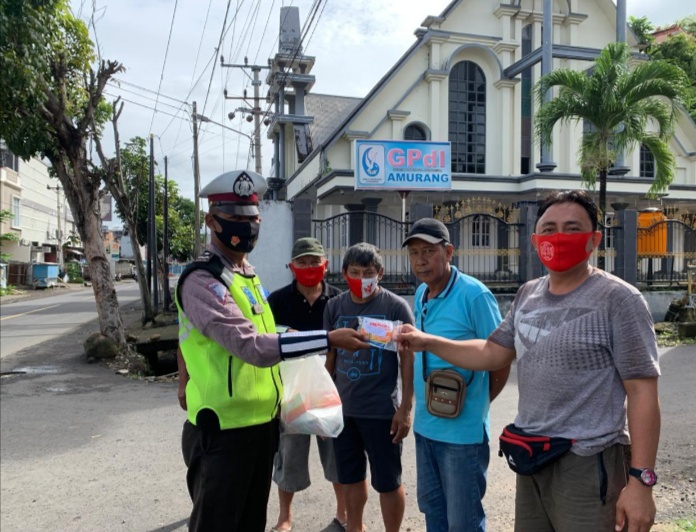 Foto saat Satlantas Polres bagi masker dan vitamin