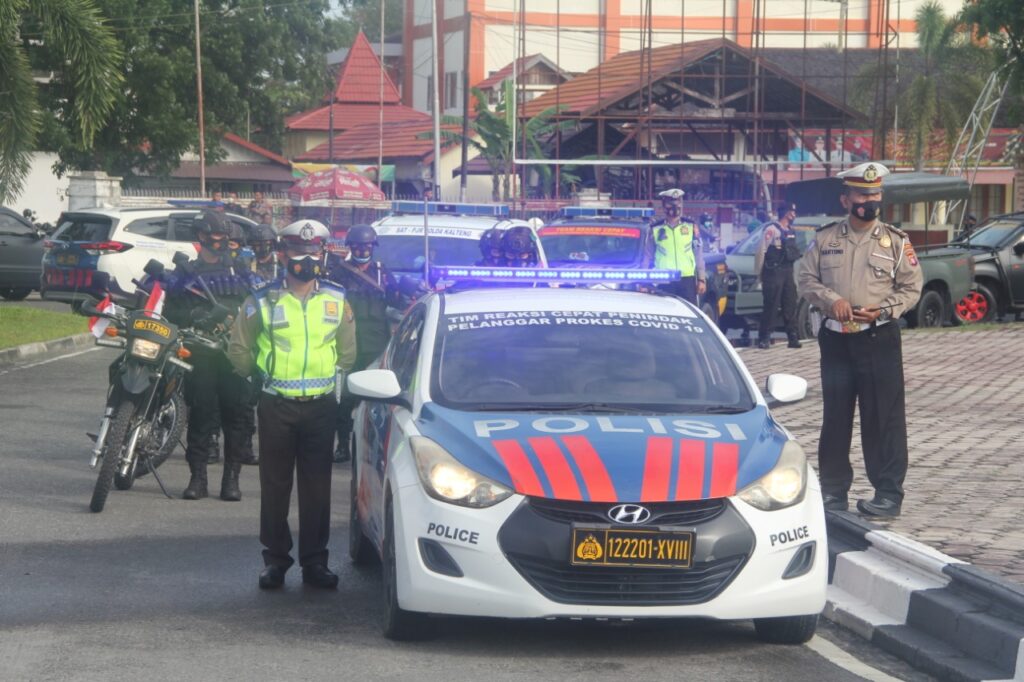Foto Kapolres Palangka Raya dan jajarannya saat ikuti kegiatan pelepasan distribusi vaksin