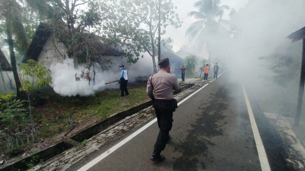 Foto Personel Polresta Palangka Raya dan tim fogging saat lakukan pencegahan DBD