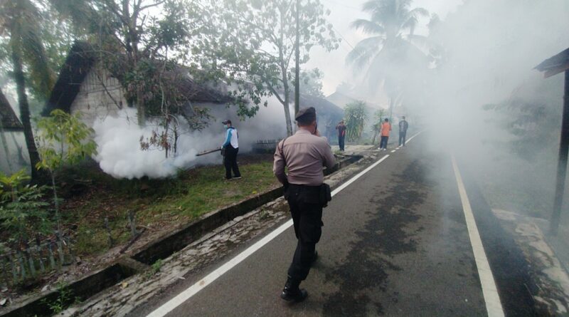 Foto Personel Polresta Palangka Raya dan tim fogging saat lakukan pencegahan DBD
