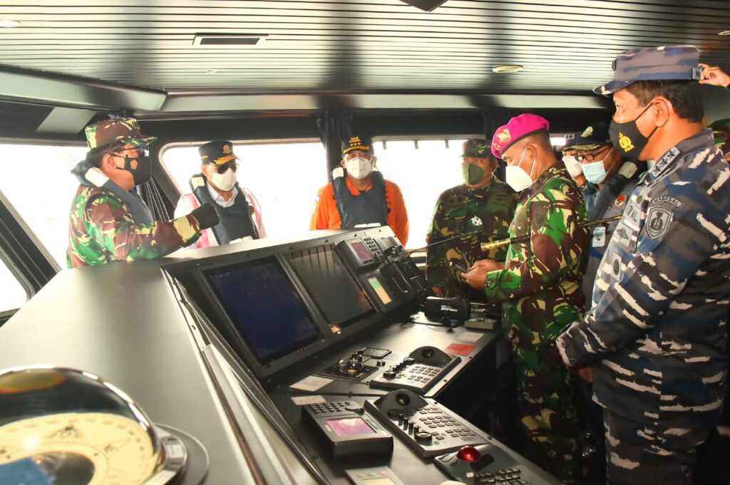 Foto Panglima TNI dan Menhub dan anggota TNi tinjau lokasi jatuhnya pesawat