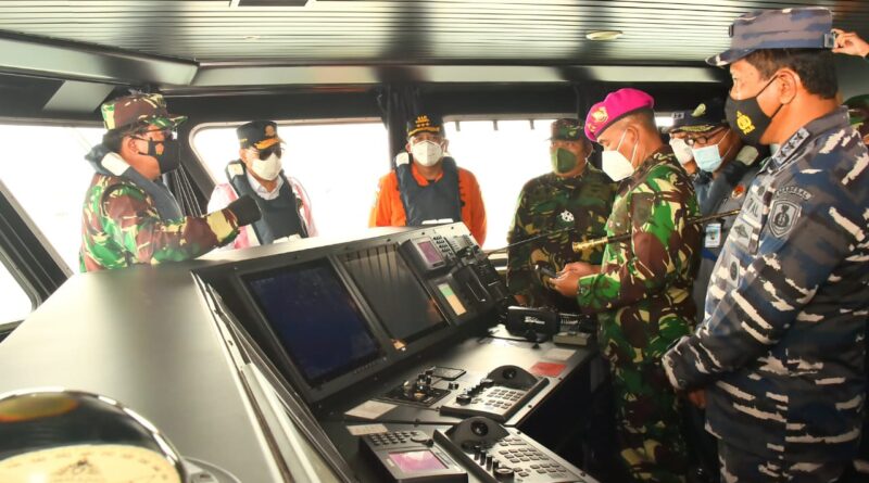 Foto Panglima TNI dan Menhub dan anggota TNi tinjau lokasi jatuhnya pesawat