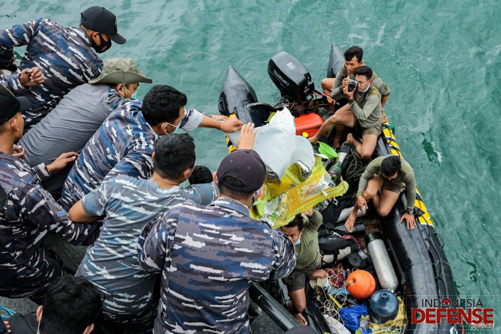 Foto TNI AL dan KRI lakukan SAR atas jatuhnya pesawat Sriwijaya Air SJ182